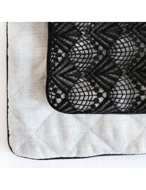 Elegancka szara poszewka na poduszkę 45x45 pikowana dekoracyjna z gipiurą SHINY