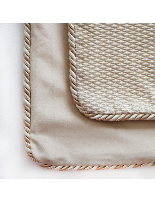Elegancka beżowa poszewka na poduszkę 45x45 tłoczona dekoracyjna ze sznurem SHINY