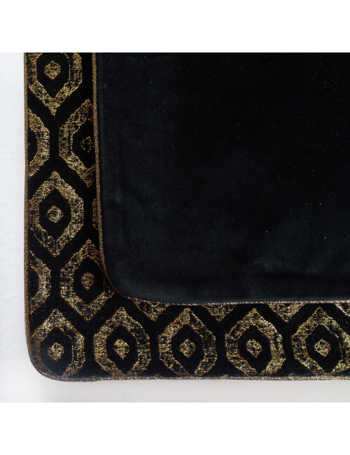 Elegancka czarna poszewka na poduszkę 40x40 złote oczka tłoczona SHINY